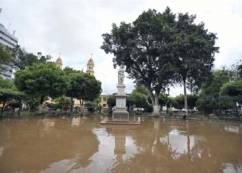 Vista del martes 28 de marzo del 2017, de la inundada Plaza de Armas de la ciudad de Piura a unos 1000 kms. al norte de Lima (Perú)