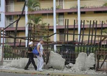 Los vecinos reportaron que las bombas lacrimógenas que detonaron contra los edificios fueron innumerables. “Nos tenían asfixiados, en especial a los vecinos de los pisos medios y bajos”, refirieron