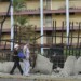 Los vecinos reportaron que las bombas lacrimógenas que detonaron contra los edificios fueron innumerables. “Nos tenían asfixiados, en especial a los vecinos de los pisos medios y bajos”, refirieron