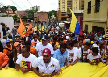 Varios diputados de la Asamblea Nacional, acompañados de cientos de ciudadanos, marchan ayer desde nueve puntos ubicados en los Altos Mirandinos hasta la cárcel militar de Ramo Verde, donde se encuentra recluido el opositor Leopoldo López.