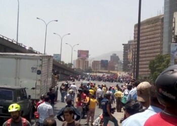 La manifestación pautada para este martes por la oposición destinada a la Asamblea Nacional, se mantiene en la Francisco Fajardo debido a las dificultades generadas por efectivos policiales para impedir que avance la protesta.