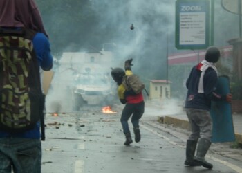 Los manifestantes devolvían a los GNB las bombas lacrimógenas
