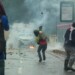 Los manifestantes devolvían a los GNB las bombas lacrimógenas