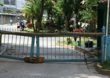 Los vecinos remendaron el portón con un tronco