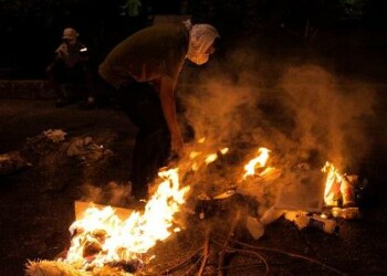 Los jóvenes realizan  protestas nocturnas colocando barricadas en puntos estratégicos, trancando de esta manera el acceso a distintas zonas como lo son San Antonio de los Altos,  Carrizal o Los Teques.