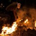 Los jóvenes realizan  protestas nocturnas colocando barricadas en puntos estratégicos, trancando de esta manera el acceso a distintas zonas como lo son San Antonio de los Altos,  Carrizal o Los Teques.