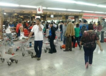 Por más de hora y media carrizaleños hicieron cola para adquirir productos alimenticios en los pocos locales que decidieorn trabajar este jueves