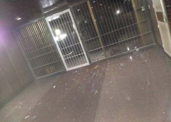 Puerta de residencias fueron dañadas por efectivos de la GNB.