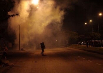 Un grupo de manifestantes participa en una protesta contra el Gobierno Nacional hoy, lunes 15 de mayo de 2017, en la ciudad de Barquisimeto. EFE/PASQUALE GIORGIO