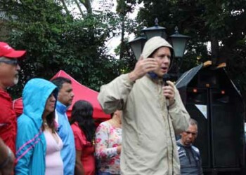 El alcalde Garcés al momento de dirigirse a los presentes