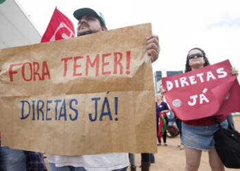 En Brasilia, la capital del país, unas 300 personas se congregaron en una de las principales vías de la ciudad para pedir también la salida del mandatario, en el poder de manera efectiva desde el pasado agosto