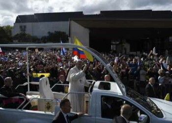 El pontífice argentino llegó al lugar de devoción popular a bordo de un helicóptero militar portugués, que sobrevoló un par de veces a baja altura el santuario mariano.