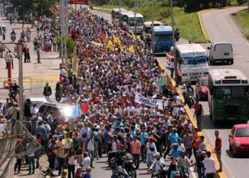 La marcha, convocada por la sociedad civil y la Unidad Democrática, salió desde la urbanización Los Nuevos Teques pasadas las 11:00 de la mañana y recorrió la Panamericana hasta San Antonio de los Altos.
