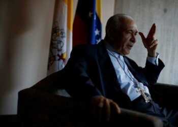 El arzobispo Diego Padrón, presidente de la Conferencia Episcopal de Venezuela, la principal autoridad eclesiástica en el país, habla durante una entrevista con Reuters en Caracas, Venezuela, 1 de febrero de 2017. Fotografía tomada el 1 de febrero de 2017. REUTERS/Carlos Garcia Rawlins.