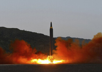 El ejército norcoreano disparó el misil en dirección este desde un punto cercano a Pukchang, en la provincia de Pyongan del Sur, a las 16.59 hora local (07.59 GMT), según explicó el Estado Mayor Conjunto (JCS)