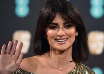 Penélope Cruz, en la ficción Donatella Versace, la hermana del diseñador, ha entrado y salido de su trailer de rubia platino y los labios más carnosos
