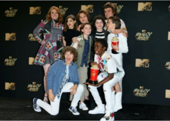 La producción de Netflix, convertida en un fenómeno, se llevó los premios a mejor show de TV y mejor actor para una muy emocionada Millie Bobby Brown