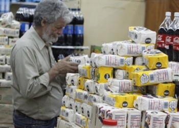 Desde la noche del jueves la ciudanía comenzó la espera, aguardando que el expendio abriera la mañana de este viernes