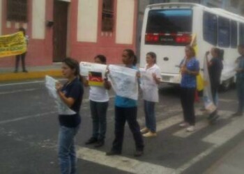 Contaron con el apoyo de los representantes, quienes aprobaron que los niños tengan clases hasta las 10:00 de la mañana, además algunos se sumaron a las manifestaciones