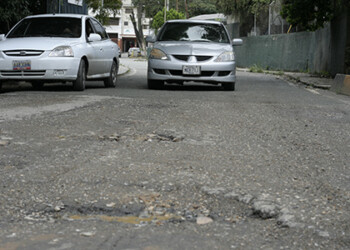 Atestada de huecos se encuentra la vía de San Pedro. Foto: Deisy Peña