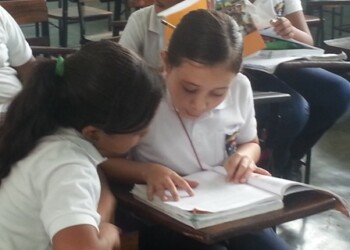 Instan a realizar actividades y tertulias con docentes y representantes, así como a realizar el festival de música “Somos Venezuela” con canto, danza, baile, dramatizaciones, poesías y declamaciones  