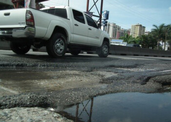 Conductores deben hacer “maromas” para evitar caer en troneras
