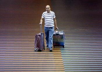 Muchos tienen que viajar sin sus familias para buscar un mejor futuro