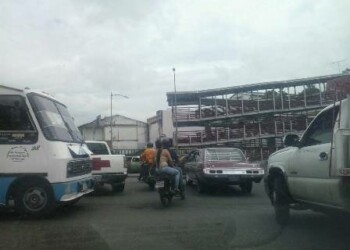 Gandolas, unidades de transporte público, motos, carros particulares y peatones se disputan el paso vehicular en este punto de la carretera Panamericana