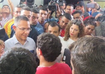 Los estudiantes entregaron un documento con exigencias para el canal. Foto: Tal Cual