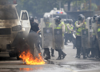 Opositores intentaron llegar al Consejo Nacional Electoral (CNE), en el centro de Caracas, para rechazar la Asamblea Nacional Constituyente convocada por Maduro, pero fueron bloqueados por policías y miembros de la militarizada Guardia Nacional