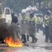 Opositores intentaron llegar al Consejo Nacional Electoral (CNE), en el centro de Caracas, para rechazar la Asamblea Nacional Constituyente convocada por Maduro, pero fueron bloqueados por policías y miembros de la militarizada Guardia Nacional
