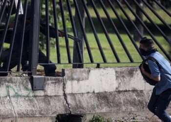 La imagen capturada por la agencia de noticias Reuter, muestra cuando el joven recibe un disparo durante manifestación en Altamira por un funcionario de la Guardia Nacional