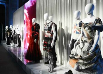 Expertos de estas instituciones han contribuido a revivir las historias de piezas que fueron hito en la historia de la moda a través de la realidad virtual.