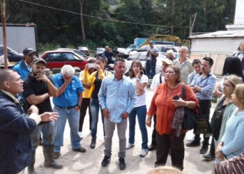 Residentes del urbanismo realizaron un recorrido a lo largo del afluente para determinar la gravedad del asunto