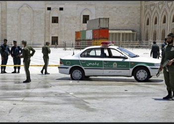 Funcionarios de seguridad en las afueras del mausoleo custodiando la zona tras el ataque islámico