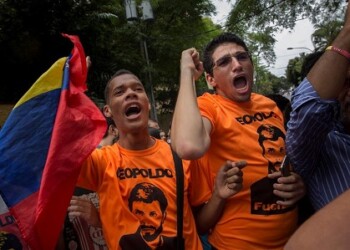 La mañana de ayer simpatizantes de López se reunieron frente a su residencia en Caracas.