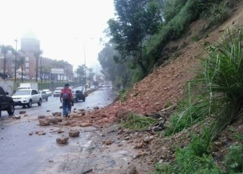 La mitad del canal derecho permaneció obstaculizado por el talud