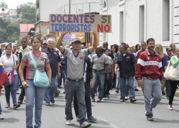 Educadores estadales siguen en la calle exigiendo pagos. Foto: Deysi Peña