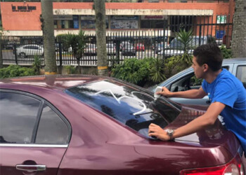 10 Frases contra la constituyente pintaron en los carros que circulaban por la zona.