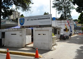 Los efectivos realizaron un operativo de verificación de ciudadanos en la avenida La Hoyada, de Los Teques.