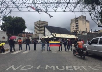 A la altura de Camino Real trancaron en Los Teques.