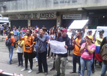 La mañana de ayer manifestantes marcharon hasta la sede de tribunales de Los Teques exigiendo justicia.