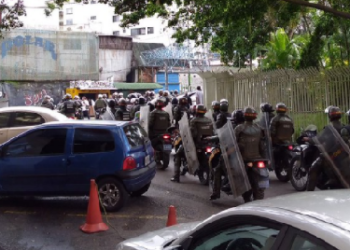 Minutos después llegó la GNB y abrió paso.