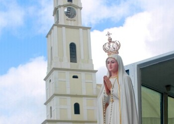 Llegó a Llano Alto a bordo del papa móvil.