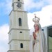 Llegó a Llano Alto a bordo del papa móvil.