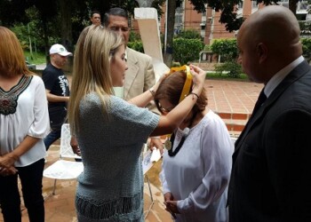 Concejal Katherine Rodríguez entregó los reconocimientos a los profesionales del derecho.