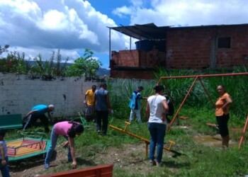 Desde las primeras horas de la mañana, hombres y mujeres se organizaron  en la jornada de limpieza