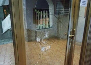 Reventaron puertas y dispararon contra ventanas.