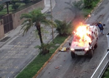 Algunos lanzaron bombas molotov a los vehículos militares.