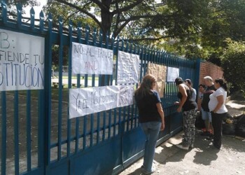 Varios centros de votación amanecieron empapelados con mensajes en contra de la Constituyente. Foto: El Universal
